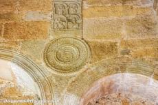 Monumenten van Oviedo en het koninkrijk Asturië - Monumenten van Oviedo en het koninkrijk Asturië: De gebeeldhouwde medaillons van de kerk Santa María del Naranco herinneren aan...