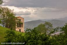 Monumenten van Oviedo en het koninkrijk Asturië - Monumenten van Oviedo en het koninkrijk Asturië. Santa María del Naranco ligt op de helling van de berg Naranco, 3 km buiten...