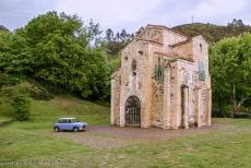 Monumenten van Oviedo en het koninkrijk Asturië - Monumenten van Oviedo en het koninkrijk Asturië: Een Mini Authi naast de San Miguel de Lillo, een Asturische pre-romaanse kerk...