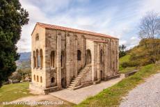 Monumenten van Oviedo en het koninkrijk Asturië - Monumenten van Oviedo en het koninkrijk Asturië: Aan de buitenkant van de Santa María del Naranco leidt een trap naar de hal...