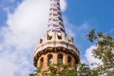 Werk van Antoni Gaudí - Werk van Antoni Gaudí, Barcelona: Een van de gedecoreerde gebouwen in Park Güell. De gebouwen zijn gedecoreerd met... Werk van Antoni Gaudí - Werk van Antoni Gaudí, Barcelona: Een van de gedecoreerde gebouwen in Park Güell. De gebouwen zijn gedecoreerd met...