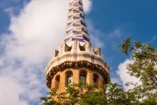 Werk van Antoni Gaudí - Werk van Antoni Gaudí, Barcelona: Een van de gedecoreerde gebouwen in Park Güell. De gebouwen zijn gedecoreerd met...