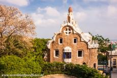 Werk van Antoni Gaudí - Werk van Antoni Gaudí, Barcelona: Het poortgebouw van Park Güell. Voor het park ontwierp Antoni Gaudí ontwierp huizen, die...