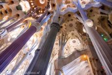 Werk van Antoni Gaudí - Werk van Antoni Gaudí, Barcelona: De vertakkende gekleurde zuilen van de Sagrada Família weerspiegelen het idee van... Werk van Antoni Gaudí - Werk van Antoni Gaudí, Barcelona: De vertakkende gekleurde zuilen van de Sagrada Família weerspiegelen het idee van...