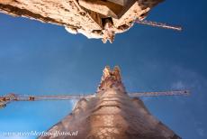 Werk van Antoni Gaudí - Werk van Antoni Gaudí, Barcelona: De Sagrada Família wordt nog altijd omgeven door enorme bouwkranen. De destijds vrij onbekende...