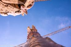 Werk van Antoni Gaudí - Werk van Antoni Gaudí, Barcelona: De Sagrada Família werd in 2025 nog altijd omgeven door enorme bouwkranen. De destijds vrij... Werk van Antoni Gaudí - Werk van Antoni Gaudí, Barcelona: De Sagrada Família werd in 2025 nog altijd omgeven door enorme bouwkranen. De destijds vrij...