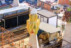 Werk van Antoni Gaudí - Werk van Antoni Gaudí, Barcelona: De Sagrada Família is na bijna honderd jaar nog niet af. De pinakels op de klokkentorens... Werk van Antoni Gaudí - Werk van Antoni Gaudí, Barcelona: De Sagrada Família is na bijna honderd jaar nog niet af. De pinakels op de klokkentorens...