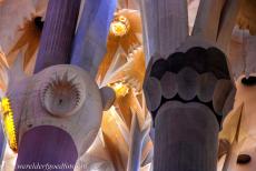 Werk van Antoni Gaudí - Werk van Antoni Gaudí, Barcelona: De gekleurde zuilen van de Sagrada Família. Het licht en de kleuren in de... Werk van Antoni Gaudí - Werk van Antoni Gaudí, Barcelona: De gekleurde zuilen van de Sagrada Família. Het licht en de kleuren in de...