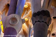 Werk van Antoni Gaudí - Werk van Antoni Gaudí, Barcelona: De gekleurde zuilen van de Sagrada Família. Het licht en de kleuren in de...