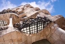 Werk van Antoni Gaudí - Werk van Antoni Gaudí, Barcelona: Het balkon aan de bijzondere façade van Casa Milà. Casa Milà wordt ook 'La... Werk van Antoni Gaudí - Werk van Antoni Gaudí, Barcelona: Het balkon aan de bijzondere façade van Casa Milà. Casa Milà wordt ook 'La...