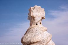 Werk van Antoni Gaudí - Werk van Antoni Gaudí, Barcelona: Een van de met keramiek verfraaide luchtschachten op het dak van Casa Milà. Het werk van... Werk van Antoni Gaudí - Werk van Antoni Gaudí, Barcelona: Een van de met keramiek verfraaide luchtschachten op het dak van Casa Milà. Het werk van...