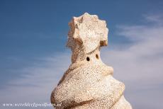 Werk van Antoni Gaudí - Werk van Antoni Gaudí, Barcelona: Een van de met keramiek verfraaide schoorstenen op het dak van Casa Milà. Het werk van...