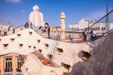 Werk van Antoni Gaudí - Werk van Antoni Gaudí, Barcelona: Het dak en de gevels van Casa Milà lijken op de golven van een woeste zee. Op het dak van Casa... Werk van Antoni Gaudí - Werk van Antoni Gaudí, Barcelona: Het dak en de gevels van Casa Milà lijken op de golven van een woeste zee. Op het dak van Casa...