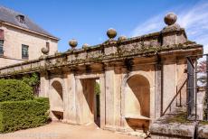 Abdijcomplex van Escorial in Madrid - Abdijcomplex van El Escorial in Madrid: Rond de privétuinen van de koning en koningin liggen granieten muren met nissen. In...