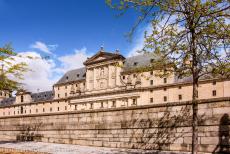 Abdijcomplex van Escorial in Madrid - De façade van het koninklijke paleis en klooster van San Lorenzo de El Escorial in Madrid, het complex staat bekend als El Escorial....