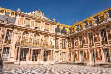 Paleis en park van Versailles - Aan de voorzijde van het paleis van Versailles liggen de Cour d'Honneur en Cour de Marbre, de Marmeren Binnenhof. De Cour de Marbre is de...