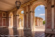 Paleis en park van Versailles - Het paleis en park van Versailles: Het Groot Trianon is een paleis van roze marmer in het park van Versailles en wordt beschouwd als het...