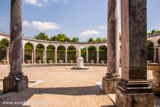 Paleis en park van Versailles - Het paleis en park van Versailles: La Colonnade is een kleine ronde tuin, in het midden staat een wit marmeren beeldengroep, die de...