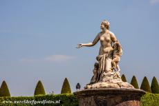 Paleis en park van Versailles - Het paleis en park van Versailles: Een detail van de beroemde Latona Fontein. De marmeren beeldengroep, die de godin Latona met...