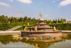 Paleis en park van Versailles - Het paleis en park van Versailles: De Latona Fontein, het Bassin de Latone, in de Franse tuinen. De Latona fontein is gebaseerd op de Metamorfosen...