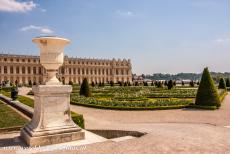 Paleis en park van Versailles - Paleis en park van Versailles: Het paleis van Versailles gezien vanuit de Franse tuinen. De tuinen dienden als voorbeeld voor veel...