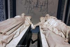 Mudéjar architectuur van Aragon - Mudéjar architectuur van Aragon: Het praalgraf van de 'Geliefden van Teruel' in het mausoleum naast de San Pedrokerk, hun handen... Mudéjar architectuur van Aragon - Mudéjar architectuur van Aragon: Het praalgraf van de 'Geliefden van Teruel' in het mausoleum naast de San Pedrokerk, hun handen...