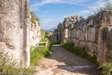 Archeologisch Tiryns - Archeologisch Tiryns: Op deze plek bevond zich ooit de Grote Poort, de hoofdpoort. Links zijn de restanten van de deurpost te...