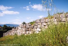 Archeologisch Tiryns -  Archeologisch Tiryns: De Cyclopische muren van de eens zo machtige vesting Tiryns waren circa 8 meter dik. Cyclopisch...