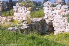 Archeologisch Tiryns - Archeologisch Tiryns: De ingang naar een gang, de kazematten en opslagplaatsen. De oostelijke kant van de citadel van Tiryns werd...