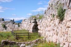 Archeologisch Tiryns - Archeologisch Tiryns: De cyclopische muur bij de ondergrondse gang werd gebouwd tussen de 14de en de 13e eeuw v.Chr. De totale lengte van de...
