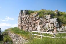 Archeologisch Tiryns - Archeologisch Tiryns: De cyclopische muren van Tiryns. Tiryns is nu vervallen tot een ruïne, waar wilde planten, zoals rode klaprozen en geel...