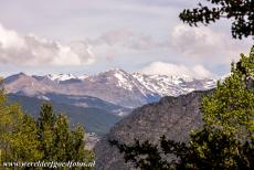 Madriu-Perafita-Claror vallei - Madriu-Perafita-Claror vallei: De met sneeuw bedekte Pyreneeën gezien vanuit de vallei Madriu-Perafita-Claror, een vallei in...