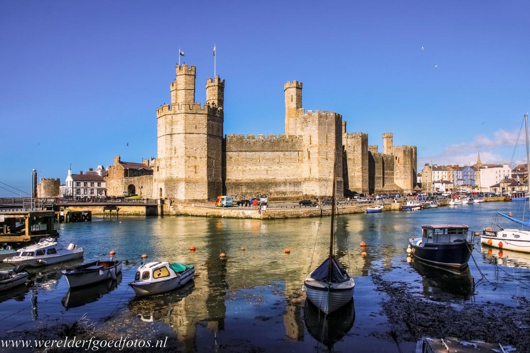 Kasteel Caernarfon - Kastelen en stadsmuren van King Edward in Gwynedd: De natuurlijke haven van de historische stad Caernarfon, op de achtergrond kasteel Caernarfon....