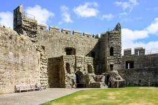 Kasteel Caernarfon - Kastelen en stadsmuren van King Edward in Gwynedd: De achterkant van de Queen's Gate van kasteel&nbsp;Caernarfon gezien&nbsp;vanaf de...