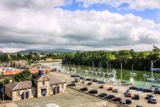 Kasteel Caernarfon - Kastelen en stadsmuren van koning&nbsp;Edward in Gwynedd: De jachthaven van&nbsp;de stad&nbsp;Caernarfon gezien vanaf de muren van&nbsp;kasteel...