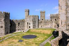 Kasteel Caernarfon - Kasteel Caernarfon:&nbsp;De Dais is het ronde stenen platform, dat in 1969 speciaal werd gebouwd voor de kroning van prins Charles tot prins van...