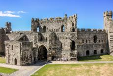 Kasteel Caernarfon - Kastelen en stadsmuren van King Edward in Gwynedd: De achterkant van de King's Gate gezien vanaf de muren van kasteel Caernarfon. De...