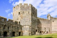 Kasteel Caernarfon - Kastelen en stadsmuren van King Edward in Gwynedd: De Well Tower met erachter de keuken van kasteel Caernarfon. &nbsp; Kasteel Caernarfon&nbsp;was...