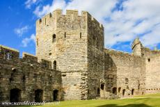 Kasteel Caernarfon - Kastelen en stadsmuren van King Edward in Gwynedd: De Well Tower met erachter de keuken van kasteel Caernarfon.   Kasteel Caernarfon was...