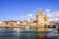 Kasteel Caernarfon - Kastelen en stadsmuren van King Edward in Gwynedd: De Eagle Tower van kasteel Caernarfon en een gedeelte van de muren van&nbsp;de stad Caernafon....