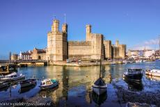 Kasteel Caernarfon - Kastelen en stadsmuren van King Edward in Gwynedd: De natuurlijke haven van de historische stad Caernarfon, op de achtergrond kasteel Caernarfon....