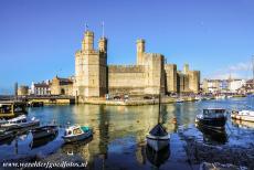 Kasteel Caernarfon - Kastelen en stadsmuren van King Edward in Gwynedd: De natuurlijke haven van de historische stad Caernarfon, op de achtergrond kasteel Caernarfon....