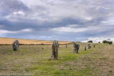 West Kennet Avenue - Stonehenge, Avebury en bijbehorende plaatsen: West Kennet Avenue bestaat uit twee parallel lopende rijen staande stenen, de... West Kennet Avenue - Stonehenge, Avebury en bijbehorende plaatsen: West Kennet Avenue bestaat uit twee parallel lopende rijen staande stenen, de...