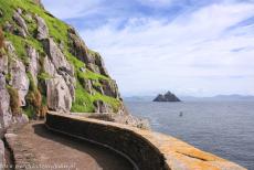 Sceilg Mhichíl - Skellig Michael - Skellig Michael (Iers: Sceilg Mhichíl): Vanaf de 'Lighthouse Road' is Little Skellig en het vasteland van Ierland in...