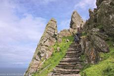 Sceilg Mhichíl - Skellig Michael - Skellig Michael (Iers: Sceilg Mhichíl): De duizend jaar oude trap de 'Stairway to Heaven' net voor de Christ's Saddle,...