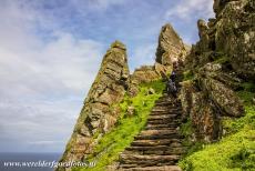 Sceilg Mhichíl - Skellig Michael - Skellig Michael (Iers: Sceilg Mhichíl): De duizend jaar oude trap de 'Stairway to Heaven' net voor de Christ's Saddle,...