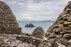 Sceilg Mhichíl - Skellig Michael - Skellig Michael - Sceilg Mhichíl: Uitzicht op Little Skellig tussen de 'beehive' kapelletjes van Skellig Michael door....