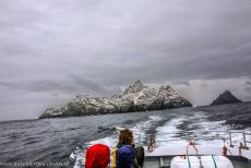 Sceilg Mhichíl - Skellig Michael - Na het bezoek aan Skellig Michael (Sceilg Mhichíl) vaart de boot langs Little Skellig, rechts in de verte verdwijnt Skellig...