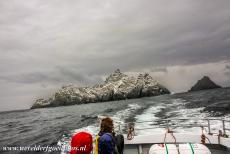 Sceilg Mhichíl - Skellig Michael - Na het bezoek aan Skellig Michael (Sceilg Mhichíl) vaart de boot langs Little Skellig, rechts in de verte verdwijnt Skellig...