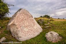 Birka en Hovgården - Birka en Hovgården: De Haakon runensteen op het eiland Adelsö, het meest herkenbare uit de Vikingtijd, staat bij de resten van een...